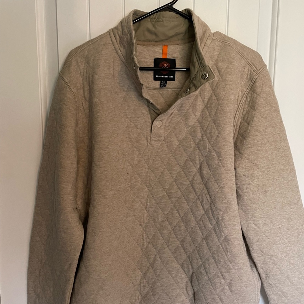 Mountain and isles waffle sweater. Large pockets. Very good shape.